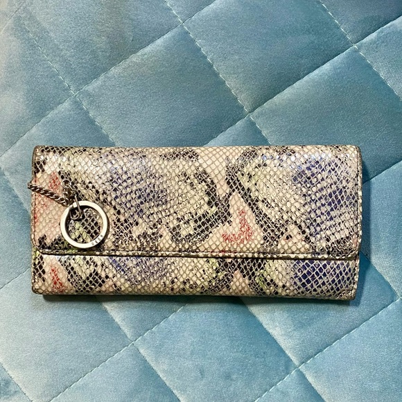 Hobo – Sadie Trifold Leather Wallet - Picture 2 of 8